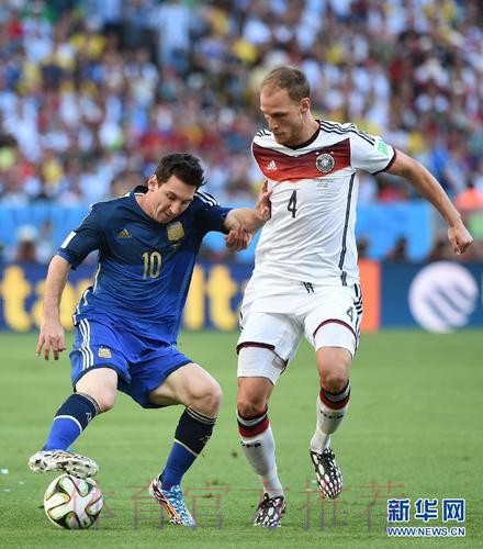 阿圭罗:维尼修斯被视为世界最好三名球员之一